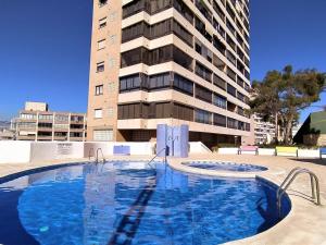 una gran piscina frente a un edificio en Apartment Vistamar by Interhome, en Cala de Finestrat