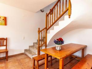 Les tres CalesにあるVilla Villa Malva I by Interhomeのリビングルーム(木製テーブル、階段付)
