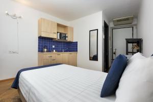 Postel nebo postele na pokoji v ubytování GuestHouse Lugano Center by LR