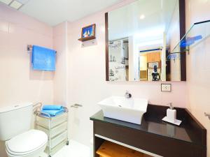 エンプリアブラバにあるApartment Club Nautic-17 by Interhomeのバスルーム(洗面台、トイレ、鏡付)