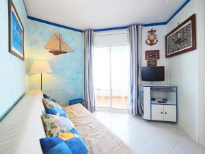 A television and/or entertainment centre at Apartment Club Nautic-17 by Interhome