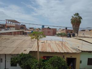- une vue sur une ville dotée d'un toit rouillé dans l'établissement Habitaciones Don Pelu, à Máncora