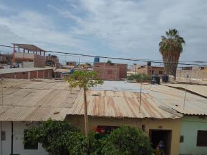 vistas a una ciudad con techo oxidado en Habitaciones Don Pelu, en Máncora