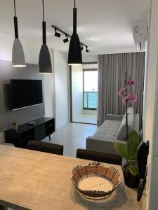 ein Wohnzimmer mit einem Tisch und einem Sofa in der Unterkunft Barra 535 Vista Mar in Salvador