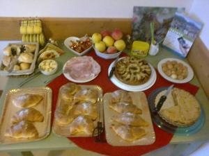 una mesa con un montón de diferentes tipos de comida en Agritur al Vigneto, en Trento