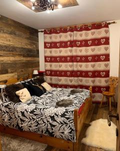 Bilocale con vista a Sestriere في سيستريير: غرفة نوم بسرير وجدار احمر