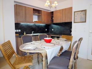 Kuchyň nebo kuchyňský kout v ubytování Holiday Home Villa Morny by Interhome