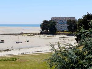 una playa con barcos en el agua y un edificio en Apartment MEN DU-2 by Interhome, en Carnac