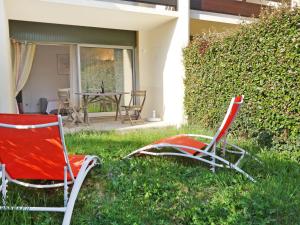 カルナックにあるApartment Plein Soleil by Interhomeの家の外の芝生に座る椅子2脚