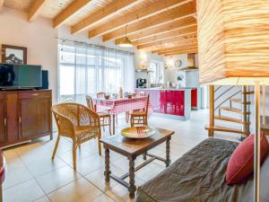 Una sala de estar con mesa y sillas y una cocina. en Holiday Home Courdiec by Interhome, en Carnac