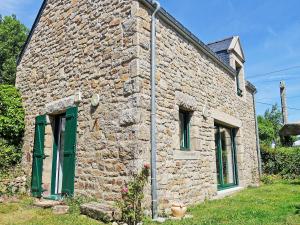 Casa de piedra con puerta verde y ventanas en Holiday Home Courdiec by Interhome, en Carnac