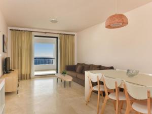 トロクス・コスタにあるApartment Amazing 3 bedrooms front sea view- by Interhomeのリビングルーム(テーブル、ソファ付)