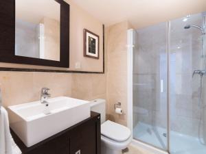 Koupelna v ubytování Apartment Amazing 3 bedrooms front sea view- by Interhome