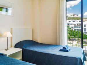ラ・カラ・デ・ミハスにあるApartment Alamar by Interhomeのベッド2台と窓が備わるホテルルームです。