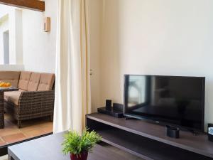 Televízia a/alebo spoločenská miestnosť v ubytovaní Apartment Alamar by Interhome