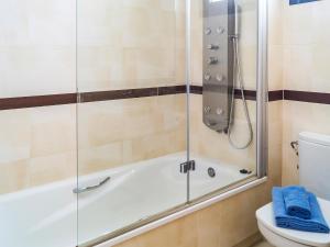 Kúpeľňa v ubytovaní Apartment Alamar by Interhome