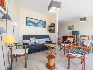 - un salon avec un canapé et des chaises dans l'établissement Apartment Atlantique-2 by Interhome, à Carnac