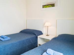 Posteľ alebo postele v izbe v ubytovaní Apartment Alamar by Interhome