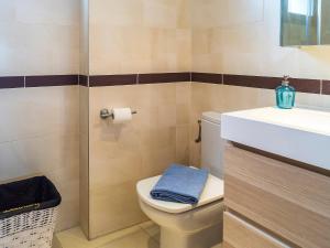 Kúpeľňa v ubytovaní Apartment Alamar by Interhome