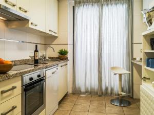 Kuchyňa alebo kuchynka v ubytovaní Apartment Alamar by Interhome
