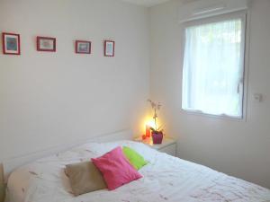 ein Schlafzimmer mit einem Bett mit zwei Kissen darauf in der Unterkunft Apartment Nautica by Interhome in Saint-Malo
