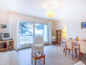a living room with a bed and a table and chairs at Apartment Baie de Beaumer-1 by Interhome in Carnac