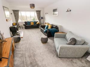 sala de estar con 2 sofás y sofá en The Dingle, en Narberth