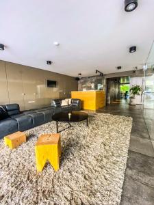 a living room with a couch and a table at Temporal Suites in La Plata