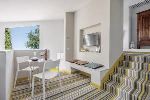 a dining room with a table and chairs at Appartamento L'olivo - Ripabella in Ulignano