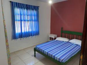 Säng eller sängar i ett rum på Chalés Sol da Ribeira