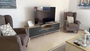 Televízia a/alebo spoločenská miestnosť v ubytovaní Residencias Sol Paraiso