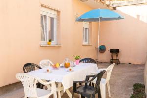 Patio alebo iná vonkajšia časť ubytovania Seaside Holiday Home Jelica