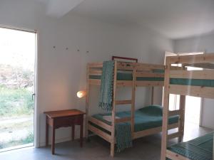 Una habitación con literas y una mesa y una ventana. en ALENTEJO Mountain Vacation House, en Castelo de Vide 36 fotos más
