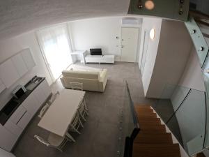 - un salon avec un canapé dans l'établissement Residence Al Molo - Suite Porta del Mar Sea View - Agenzia Cocal, à Caorle