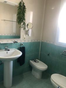 ein Badezimmer mit Waschbecken und Toilette in der Unterkunft Motorhome beach house in San José + 27 Fotos