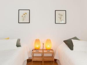 トロクスにあるHoliday Home Villa Rosa Blanca by Interhomeのベッド2台、ランプ2つ(テーブル上)が備わる客室です。