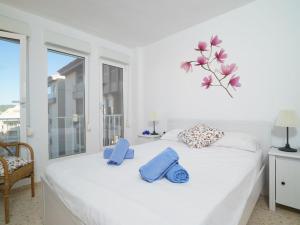 ハベアにあるApartment Arenal Javea-4 by Interhomeの白いベッドルーム(青い枕のベッド付)