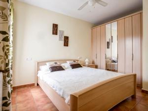 una camera con un grande letto di Holiday Home Hope by Interhome ad Adsubia