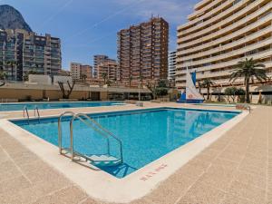 ein leerer Pool mit Gebäuden im Hintergrund in der Unterkunft Apartment Voramar-4 by Interhome in Calpe