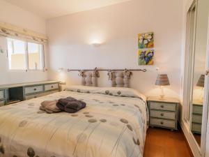 1 dormitorio con 2 camas y ventana en Apartment Voramar-4 by Interhome, en Calpe