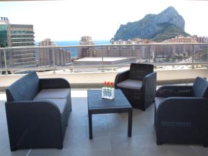 d'un balcon avec des chaises et une table offrant une vue. dans l'établissement Apartment Costa Calpe by Interhome, à Calp