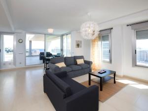 ein Wohnzimmer mit einem Sofa und einem Tisch in der Unterkunft Apartment Costa Calpe by Interhome in Calpe