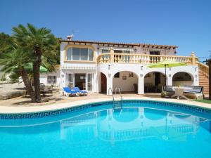 Bazén v ubytování Holiday Home Villa Paradise by Interhome nebo v jeho okolí