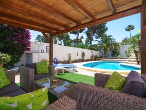 Bazén v ubytování Holiday Home Villa Paradise by Interhome nebo v jeho okolí