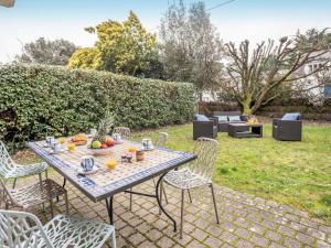 una mesa con un bol de fruta en un patio en Holiday Home Les Marines by Interhome en Carnac-Plage