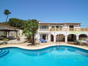 Bazén v ubytování Holiday Home Villa Paradise by Interhome nebo v jeho okolí