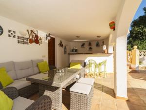 Posezení v ubytování Holiday Home Villa Paradise by Interhome