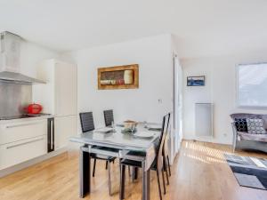 - une cuisine et une salle à manger avec une table et des chaises dans l'établissement Apartment Clos Schuman by Interhome, à Saint-Malo