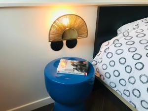 1 dormitorio con una mesa de borde azul junto a una cama en Nid Douillet 2 - Appartement cosy avec garage, en Grenoble