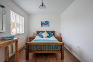 Giường trong phòng chung tại Peaceful Home in Central Saundersfoot with Parking
